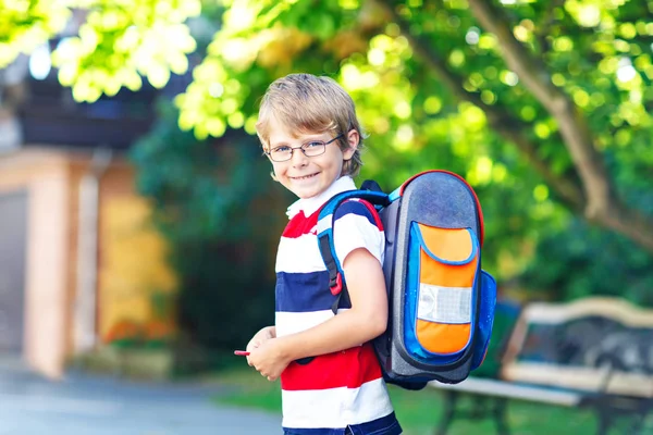 Liten unge pojke med skola skolväska första dagen till skolan — Stockfoto