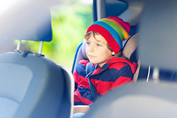 Porträtt av förskolebarn pojke sitter i bilen — Stockfoto