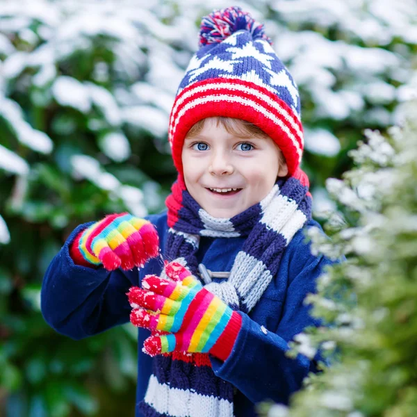 Gelukkig kid jongen hebben plezier met sneeuw in de winter — Stockfoto