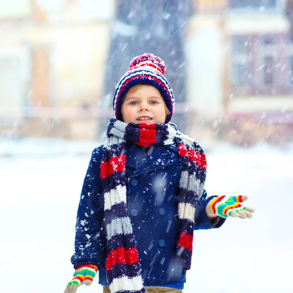 Menino feliz se divertindo com neve no inverno — Fotografia de Stock