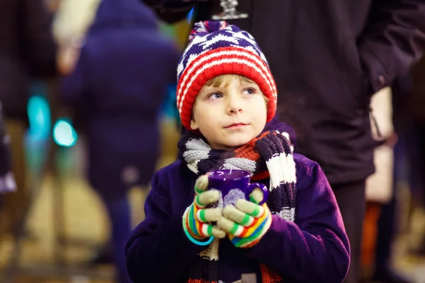 Petit garçon avec chocolat chaud sur le marché de Noël — Photo