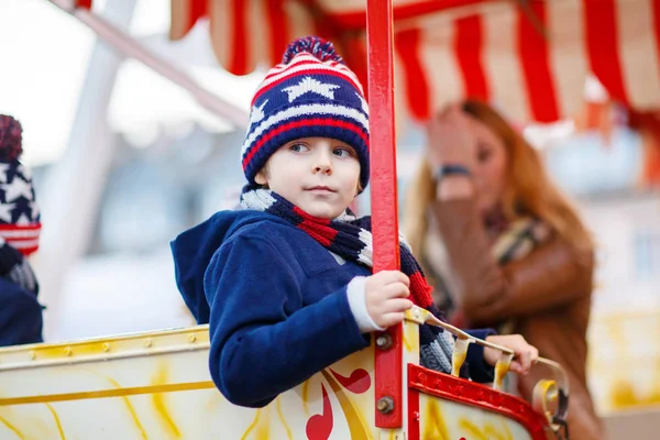 Little kid boy on ferris wheel on christmas market — Stock Photo, Image