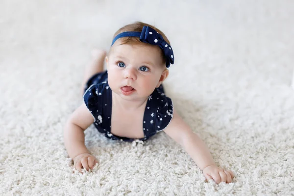 Mignonne adorable bébé fille en bleu vêtements et bandeau . — Photo