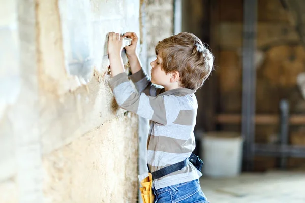 Kleine jongen jongen helpen met speelgoed site hulpprogramma's op construciton. — Stockfoto