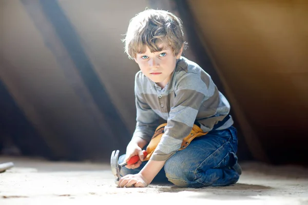 Μικρό παιδί αγόρι, βοηθώντας με εργαλεία παιχνιδιών στην ιστοσελίδα construciton. — Φωτογραφία Αρχείου