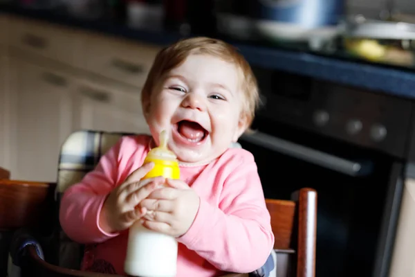 Linda adorable bebé recién nacido sosteniendo biberón y beber leche maternizada — Foto de Stock