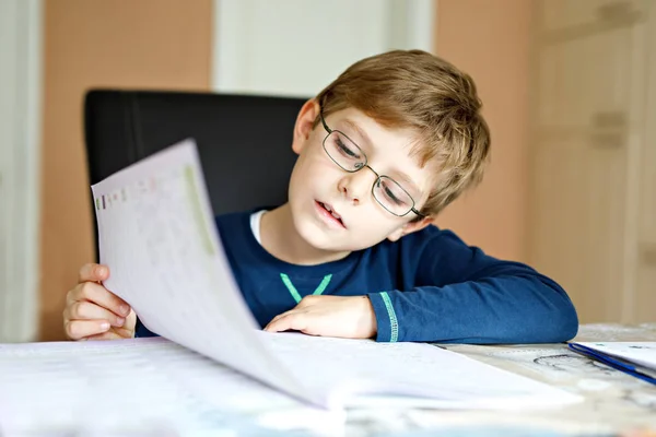 Felice ragazzo della scuola a casa facendo i compiti — Foto Stock