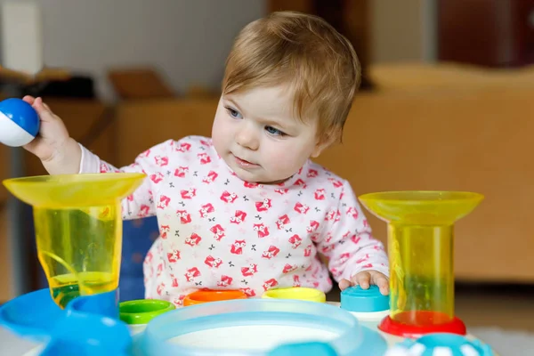 Eğitici oyuncaklar evde çocuk odası oynayın sevimli sevimli güzel küçük bebek kız. — Stok fotoğraf