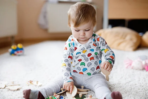 Bedårande söt vacker liten baby flicka leker med pedagogiska leksaker hemma eller förskola. — Stockfoto