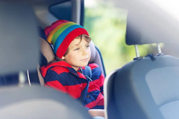 Portret chłopca z przedszkola siedzącego w samochodzie — Zdjęcie stockowe