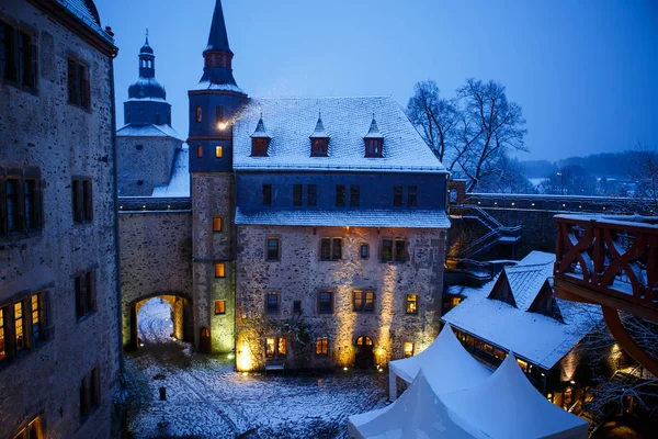 Německý pohádkový zámek v zimní krajině. Hrad Romrod v Hesensku, Německo — Stock fotografie