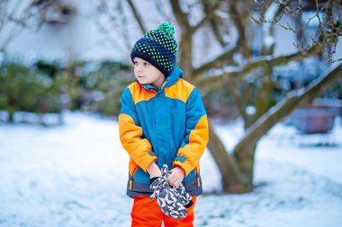 Sevimli küçük bebek kız bahçede yaz gününde dedesi ile