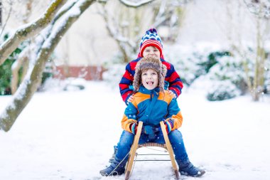 İki küçük çocuk çocuklar atlı kızak zevk kışın binmek