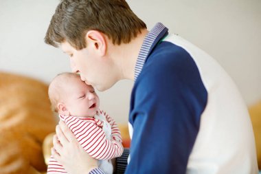 Yeni doğan bebek kızı, aile portre birlikte mutlu gururlu genç Baba