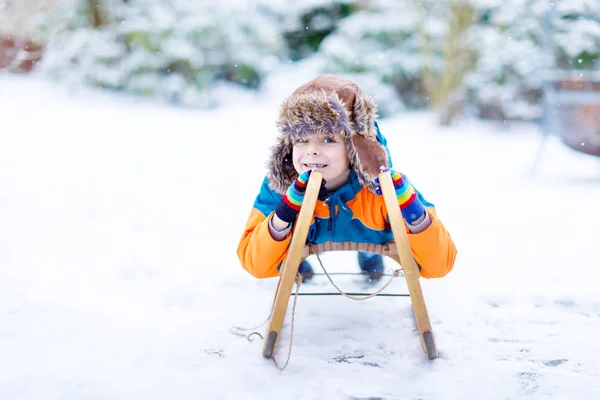 Menino desfrutando de passeio de trenó no inverno — Fotografia de Stock