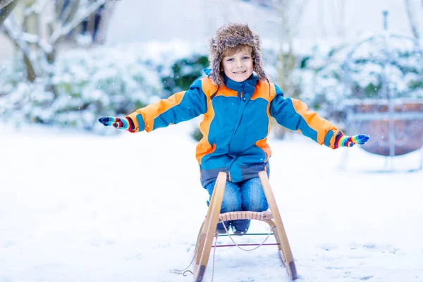 Liten unge pojke njuter slädtur på vintern — Stockfoto