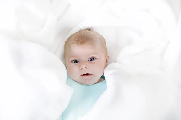 Retrato de bonito adorável bebê recém-nascido criança — Fotografia de Stock