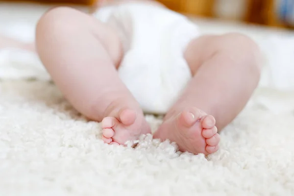 Pés e pernas de bebê recém-nascido com fralda — Fotografia de Stock