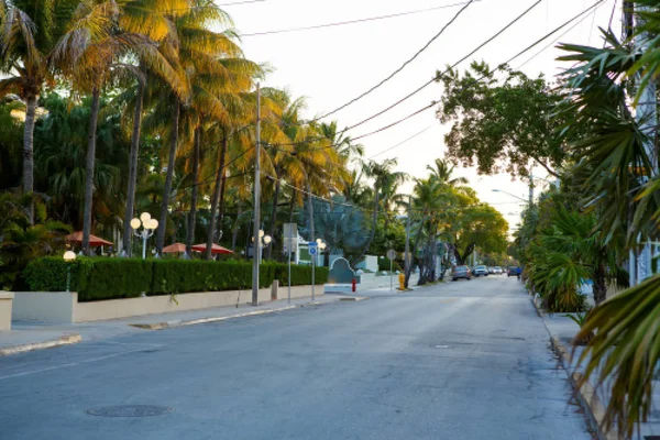 Centrum historického a populární a ulice Duval Street v centru města Key West. — Stock fotografie