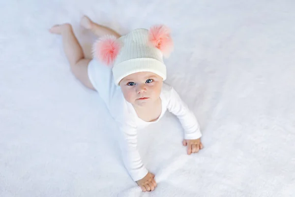 Bonito bebê adorável criança com chapéu branco e rosa quente com bobbles bonitos — Fotografia de Stock