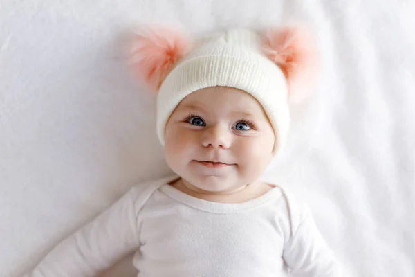 Lindo niño adorable bebé con sombrero blanco cálido y rosa con lindas bobbles — Foto de Stock