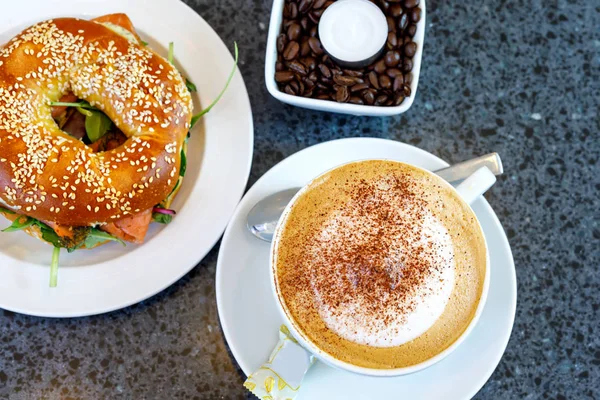 Čerstvé pečivo se salátem a smodel ryb losos a šálek kávy. Snídaně v kavárně nebo v restauraci — Stock fotografie