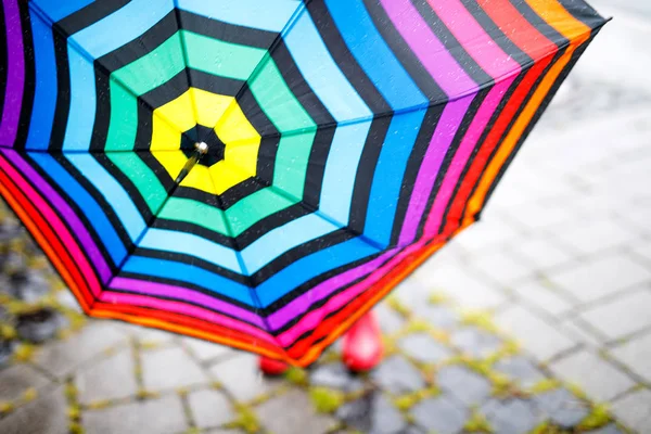 Kid boy vestindo botas de chuva vermelha e andando com guarda-chuva — Fotografia de Stock