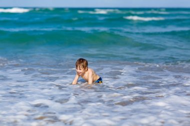 ocean Beach Florida eğleniyor küçük sarışın çocuk çocuk