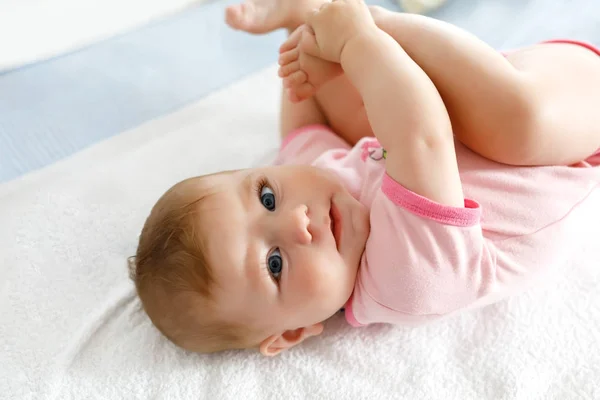 Bebê bonito tomando pés na boca. Adorável pequena menina chupando pé . — Fotografia de Stock