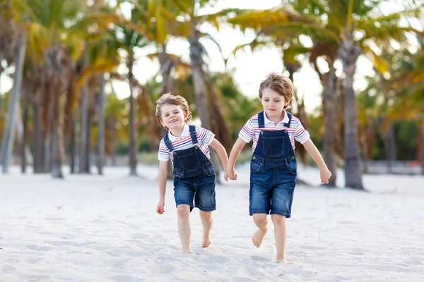 Dos niños pequeños divirtiéndose en la playa tropical —  Fotos de Stock