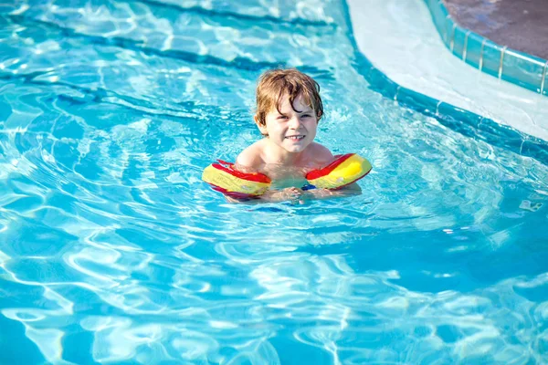 Šťastný chlapec dítě, Bavíte se v plaveckém bazénu — Stock fotografie