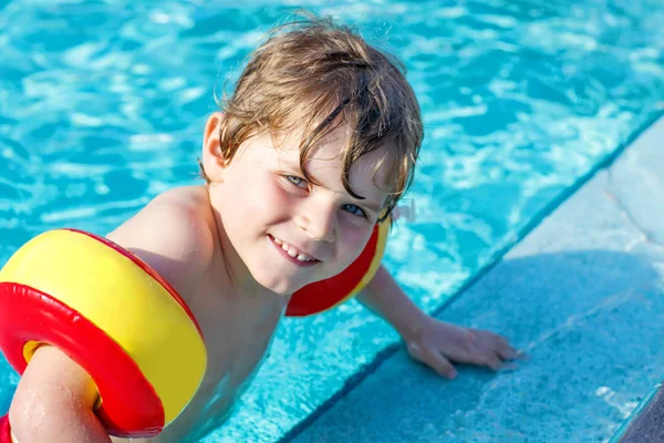 Niño feliz divirtiéndose en una piscina — Foto de Stock