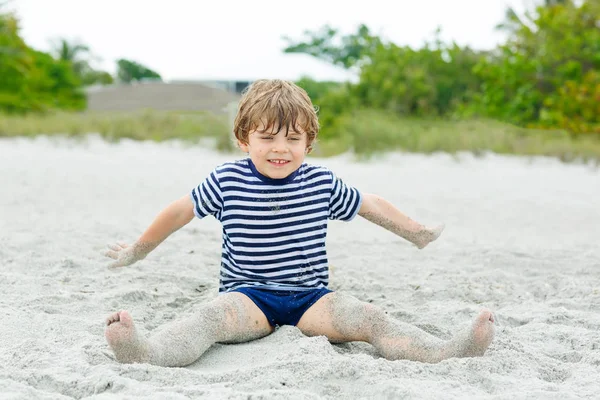 Kleiner Junge hat Spaß am tropischen Strand — Stockfoto