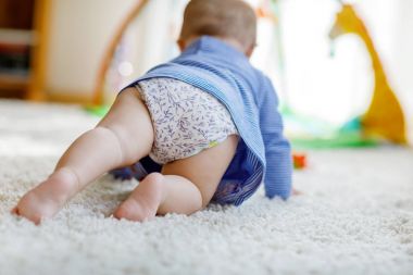 Tarama öğrenme küçük şirin bebek kız.