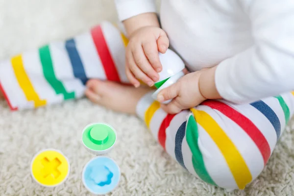 Close-Up bebek eğitim renkli şekil sıralayıcısı oyuncakla oynamak oynamak — Stok fotoğraf