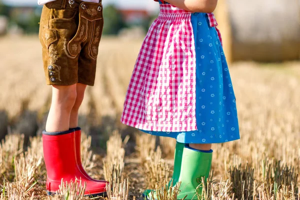 Dos niños con trajes tradicionales bávaros y masaje rojo y verde — Foto de Stock