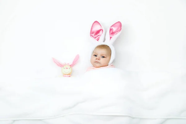 Bedårande söt nyfödda baby flicka i Easter bunny kostym och öron. — Stockfoto