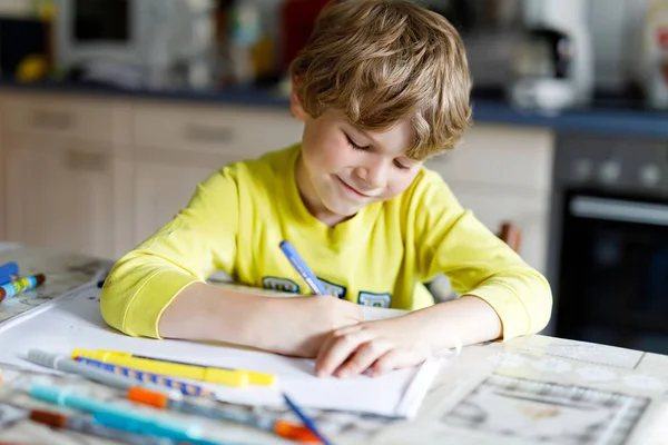 Niño cansado en casa haciendo deberes escribiendo cartas con bolígrafos coloridos — Foto de Stock