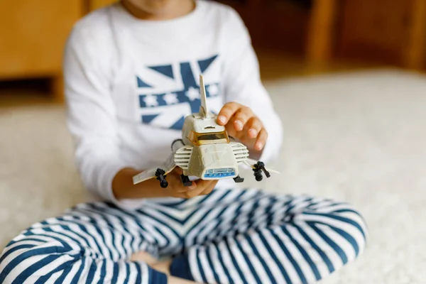 Menino feliz brincando com o brinquedo do ônibus espacial. Fechar as mãos com brinquedo velho — Fotografia de Stock