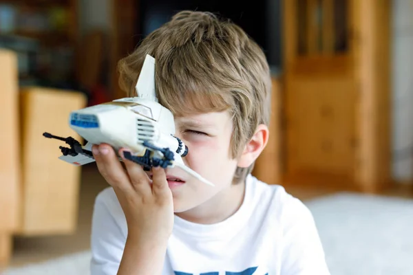 Счастливый маленький мальчик играет с космической игрушкой шаттл . — стоковое фото