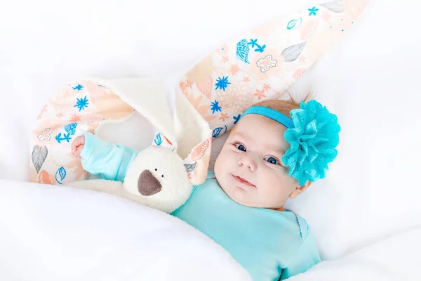 Adorável bonito bebê recém-nascido menina com coelho de Páscoa brinquedo — Fotografia de Stock