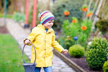 Sevimli sevimli küçük çocuk çocuk yumurta avlamak üstünde Paskalya yortusu yapma.