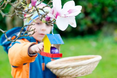 Sevimli sevimli küçük çocuk çocuk yumurta avlamak üstünde Paskalya yortusu yapma.