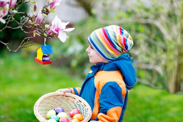 Söt bedårande liten unge pojke att göra ett ägg jaga på påsk. — Stockfoto