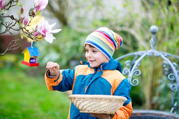 Χαριτωμένο αξιολάτρευτο μικρό παιδί αγόρι φτιάχνοντας ένα αυγό κυνήγι για Πάσχα. — Φωτογραφία Αρχείου