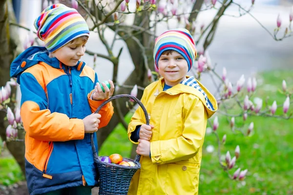 Dwa małe dzieci, chłopcy i przyjaciele, co tradycyjna Pisanka polować — Zdjęcie stockowe