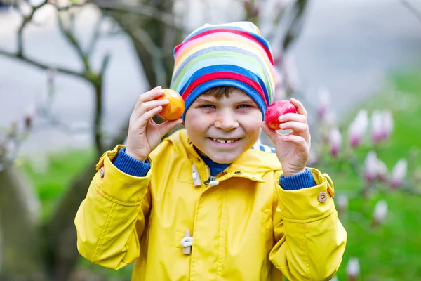 Lindo adorable niño pequeño haciendo una búsqueda de huevos en Pascua . —  Fotos de Stock