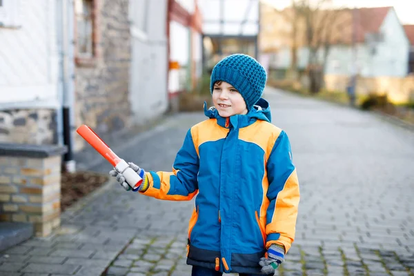 Μικρό αγόρι παιδί σχολείο Δημοτικό κλάσης περπάτημα στο σχολείο. Ευτυχισμένο παιδί έχοντας διασκέδαση σε ένα δρόμο της πόλης. — Φωτογραφία Αρχείου