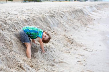 okyanus plaj üzerinde çalışan küçük çocuk çocuk