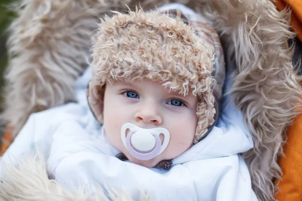 Küçük oğlu sıcak kış giysileri açık — Stok fotoğraf